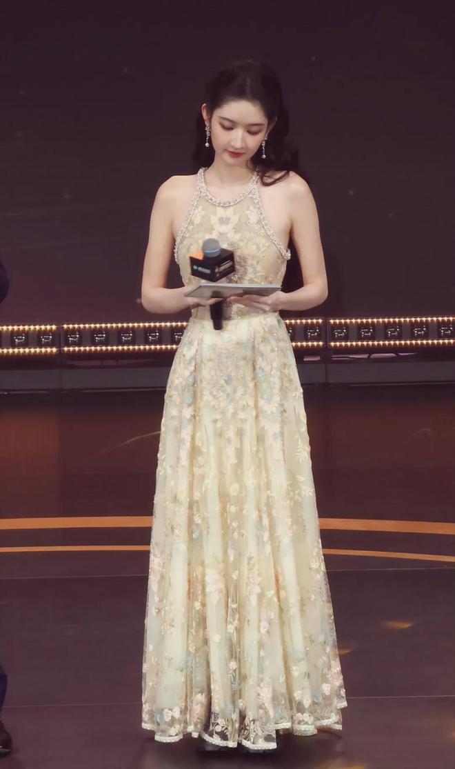 被172cm王玉雯主持首秀惊艳了!穿香槟色礼裙展现好身材,太圈粉礼服纯色裙摆时尚元素_订阅