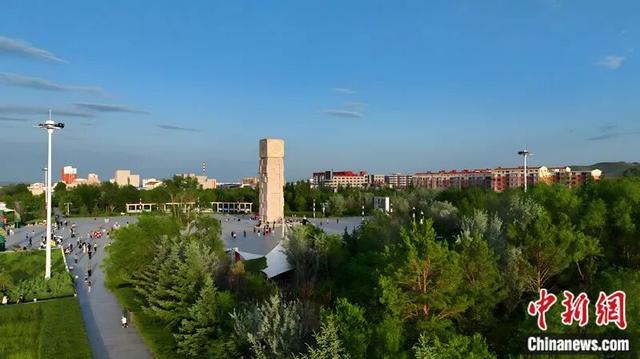 图为化德县人民广场德字柱。 化德县融媒体中心供图