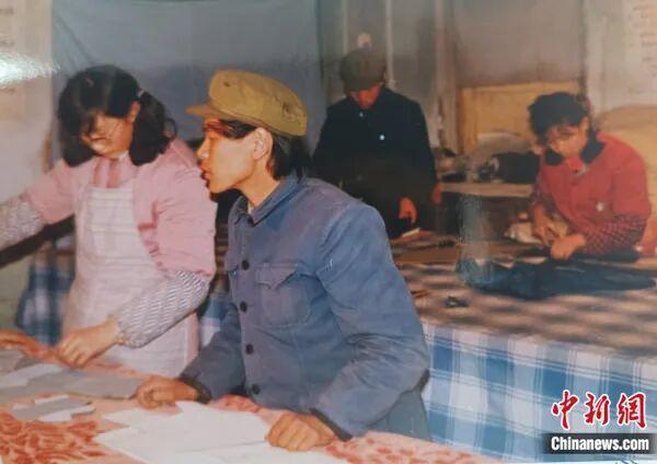 图为早期化德棉服“娘子军”在工作中。