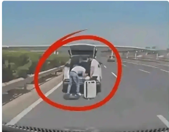 车爆胎人未撤离 后车智驾追尾致2死