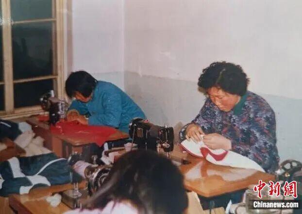 图为早期化德棉服“娘子军”在工作中。