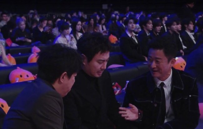 沈腾打瞌睡被黄渤拍下 公园长椅看报三兄弟