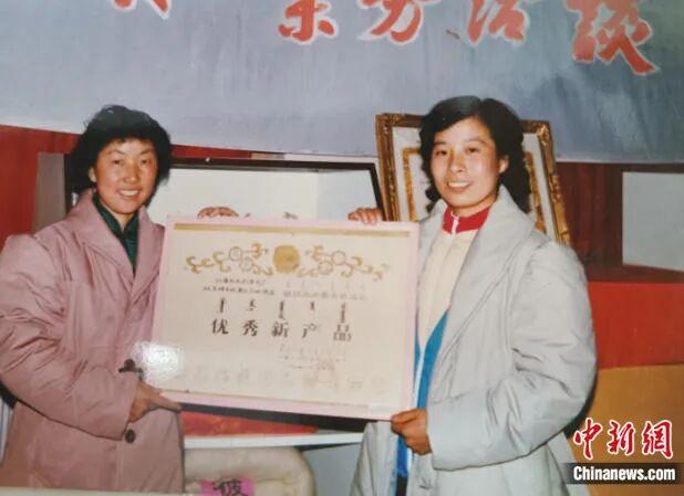 图为早期化德棉服获评优秀新产品。