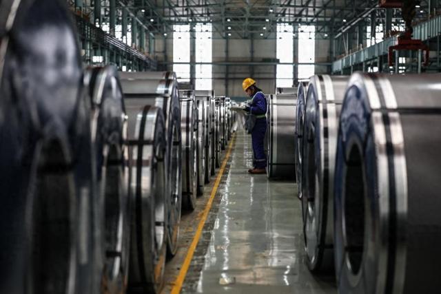 2025年12月6日，工作人员在鞍钢集团本钢板材冷轧总厂第三冷轧厂成品库核对清点产品。新华社记者 潘昱龙 摄