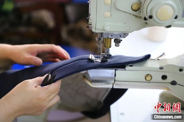 图为化德棉服“娘子军”在缝制。 中新网记者 张林虎 摄