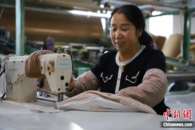 图为化德棉服“娘子军”在工作中。 中新网记者 张林虎 摄