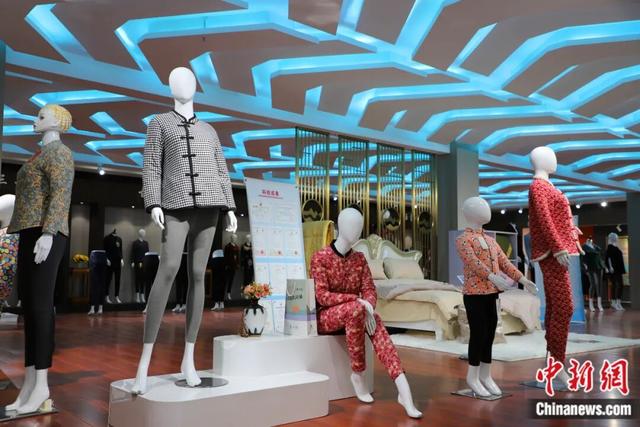 图为化德如今的棉服时尚潮流。中新网记者 张林虎 摄