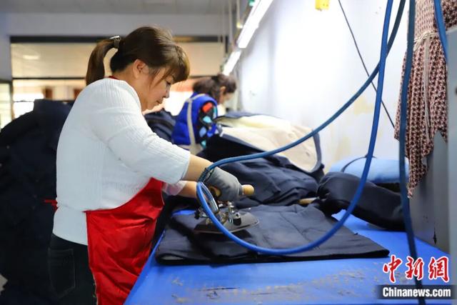 图为化德棉服“娘子军”在缝制。 中新网记者 张林虎 摄