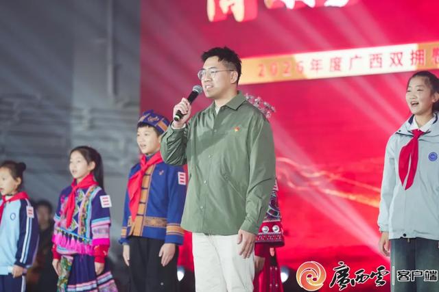 陈虞文带领广西少先队员代表登上广西舰，送新春祝福。图源：广西日报