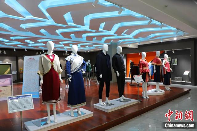 图为化德如今的棉服时尚潮流。中新网记者 张林虎 摄