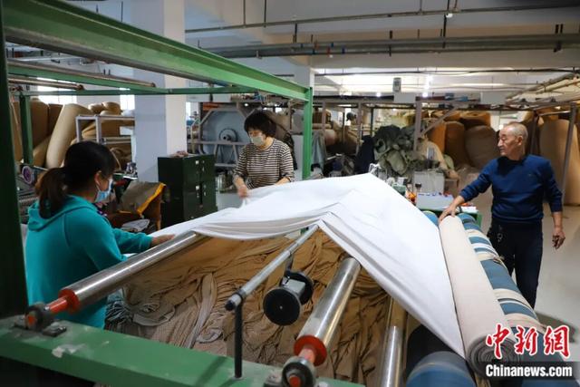 图为化德棉服“娘子军”在工作中。 中新网记者 张林虎 摄