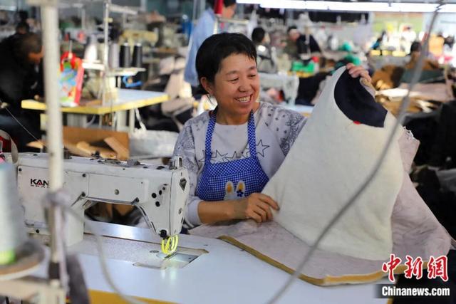 图为化德棉服“娘子军”在工作中。 中新网记者 张林虎 摄