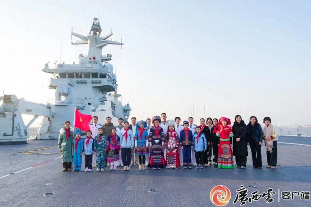 陈虞文和广西少先队员代表及老师登上广西舰，与官兵代表合影。图源：广西日报