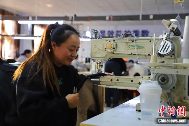 图为化德棉服“娘子军”在缝制。 中新网记者 张林虎 摄