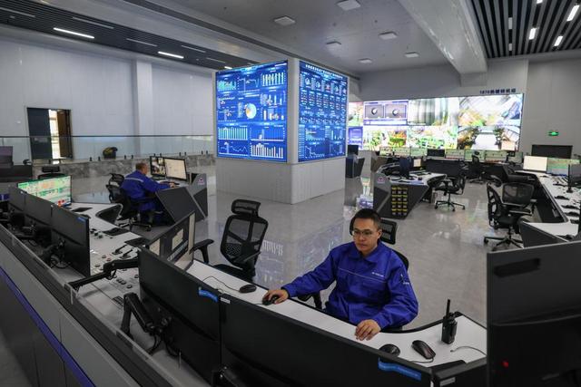 2025年12月6日，工作人员在鞍钢集团本钢板材冷轧总厂第三冷轧厂集控中心监控设备运行情况。新华社记者 潘昱龙 摄