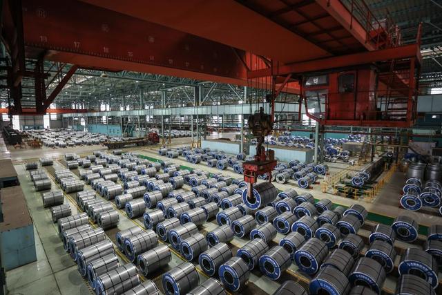 2025年12月6日，鞍钢集团本钢板材冷轧总厂第三冷轧厂成品库。新华社记者 潘昱龙 摄