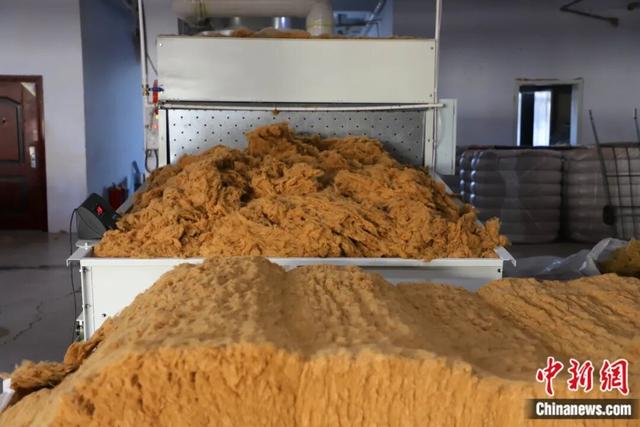 图为制作棉服用的驼绒。 中新网记者 张林虎 摄