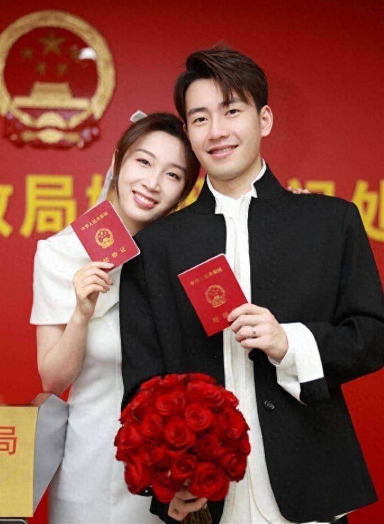 佳偶天成!王昶趁女友钱天一生日浪漫求婚，弓箭步跪地献上超大钻戒