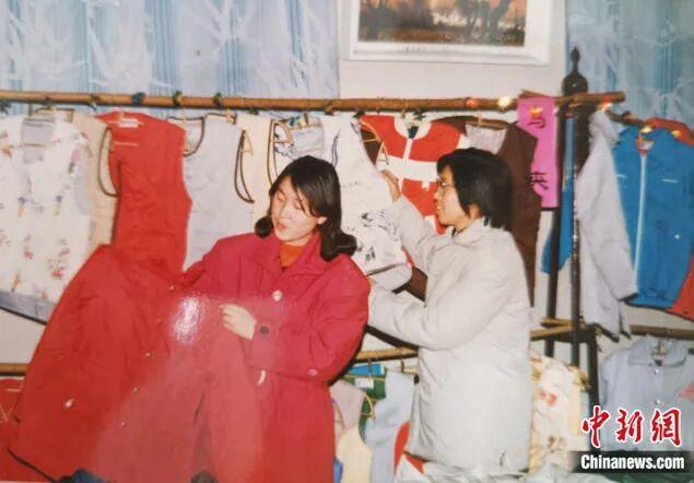 图为早期化德棉服的销售场景。 中新网记者 张林虎