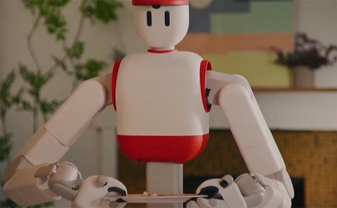 不追人形噱头，配备轮式底盘的家庭机器人，实用性拉满