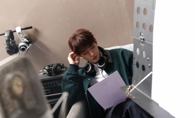 邓为配音花絮杀疯了:专注是最好的滤镜,浓颜侧颜自带高光