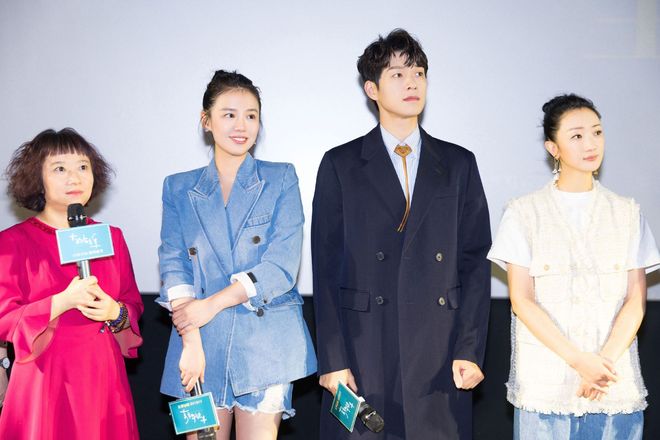 再出新作品的马思纯,颜值回春,蓝色系套装,谈笑间尽显温柔气质