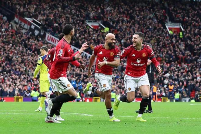 曼联2-0热刺获4连胜！卡里克再过一关，斩落克星重返欧冠几无悬念