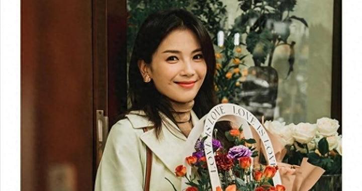 看了刘涛穿风衣我悟了：不配九分裤、乐福鞋，配阔腿裤更时尚好看