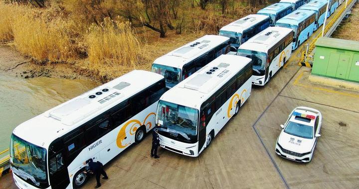 220辆“定制款”国产大客远赴北非，扬州边检护航快捷“登船出海”