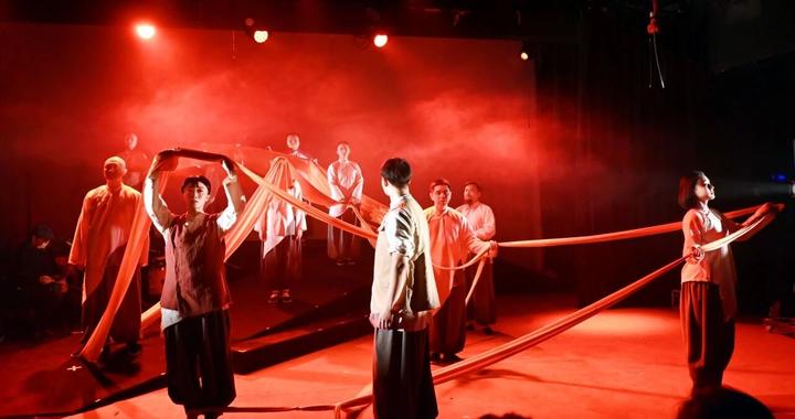 舞台剧《牛！活着》：跨越四十年的乡土命运长卷