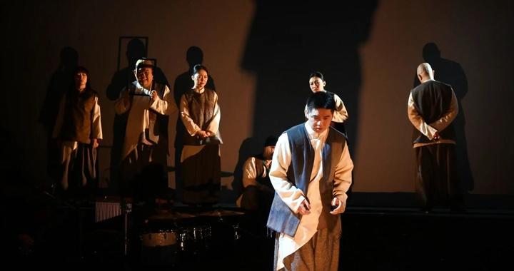 舞台剧《牛！活着》再度上演，在乡土叙事中探寻心灵原乡