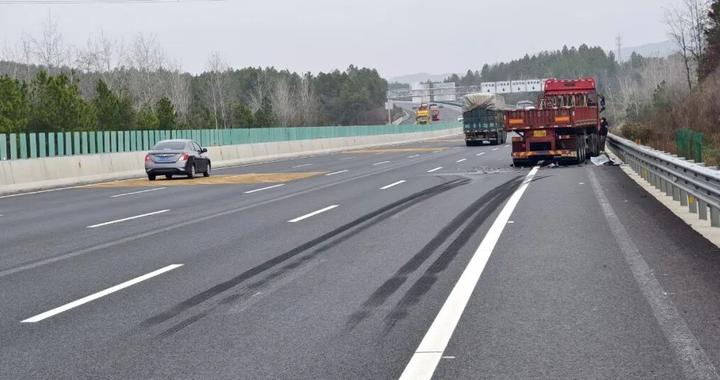 新手司机驾驶借来的新车高速上体验“智驾”，因双手离开方向盘，致系统自动减速停车，遭大货车猛烈追尾撞击