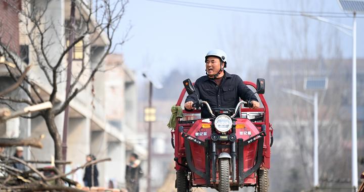 新春走基层｜取碗，强强娃来送饭了！