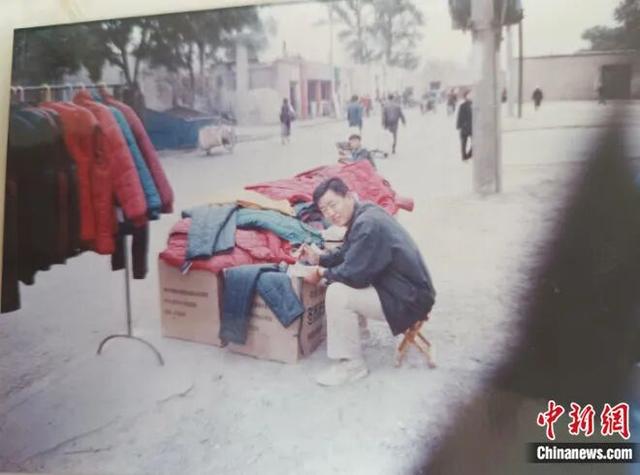 摄图为早期化德棉服的销售场景。 中新网记者 张林虎 摄