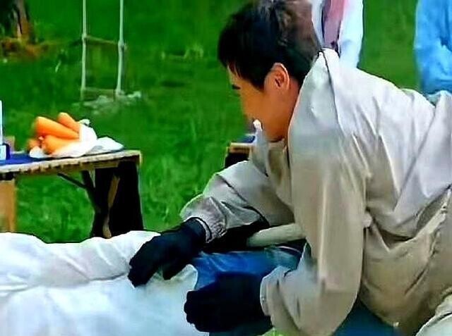 魏大勋笑着问何炅:新衣服吊牌不剪,是要退吧?