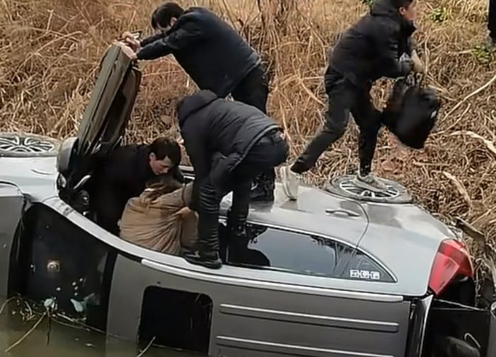 轿车坠河女子被困 热心村民跳水救人 - 民生 - 开封网