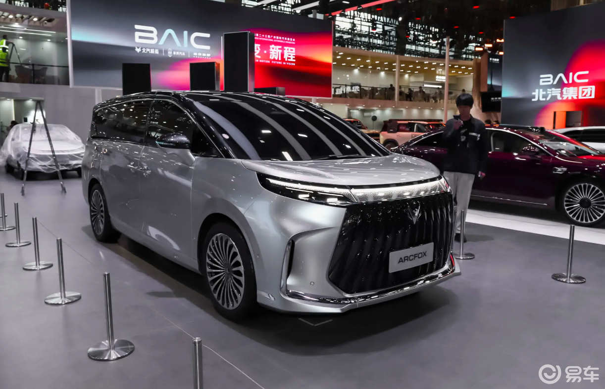 尾灯自带小蓝灯！极狐全新MPV配华为智驾，搭载增程动力