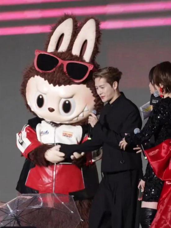 王嘉尔压轴出席芭莎之夜：与Labubu共舞，可爱翻倍