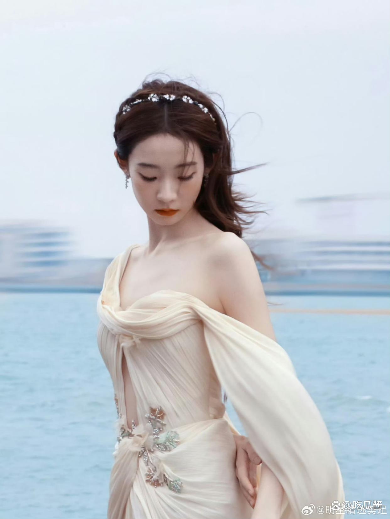 名场面！张艺凡致谢时代峰峻，粉丝齐喊倒闭了笑翻全场