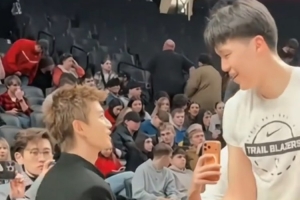 老乡来了!山东籍演员任嘉伦赛前观看杨瀚森训练 与小杨握手聊天