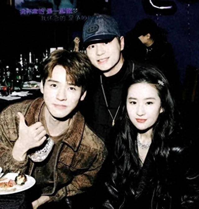 刘亦菲龚俊钟楚曦等Vogue年会合影，刘亦菲戴着小发卡俏皮又可爱_明星_一面_时尚