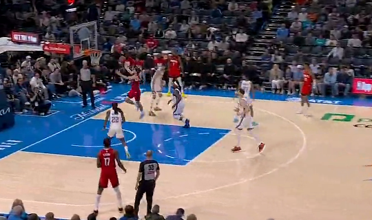 谢泼德反击上篮打进，火箭下半场开局打出8-2追平比分