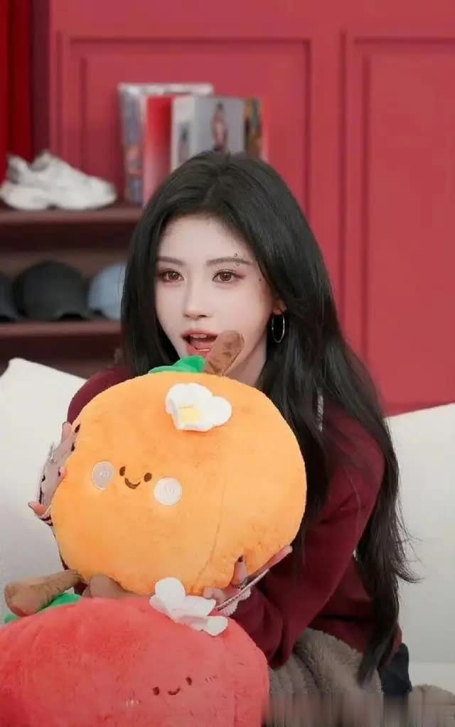 鞠婧祎直播造型：甜酷反差感的极致演绎