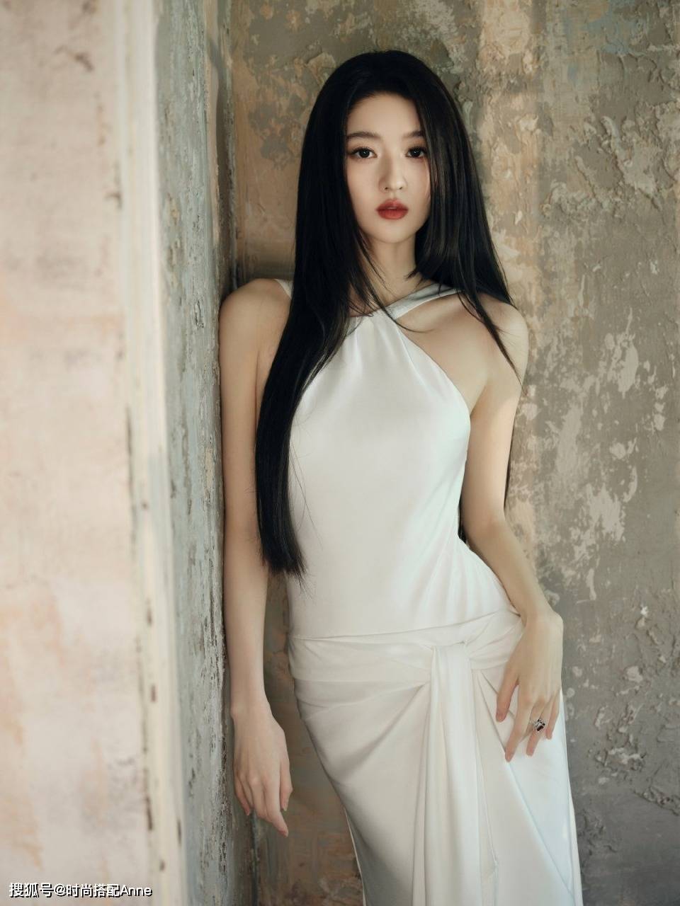 王玉雯白裙美出新高度,清冷又撩人,谁能不爱?_身高_氛围_时尚