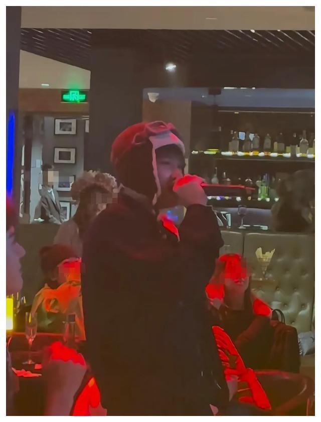 vogue年会好热闹！檀健次唱歌龚俊鼓掌，金靖整活，刘亦菲笑了