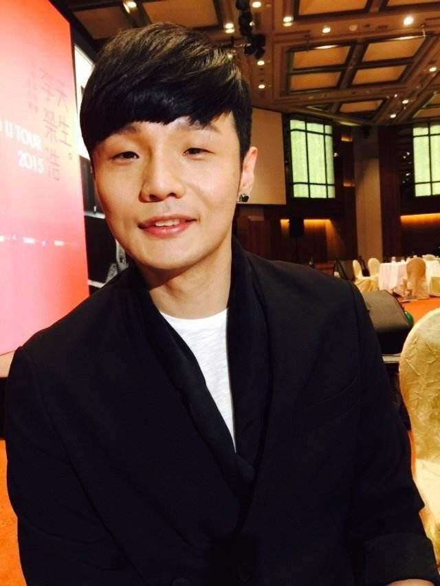 李荣浩演唱会互动抓包现象引发热议,粉丝乐呵呵还是尴尬不已?