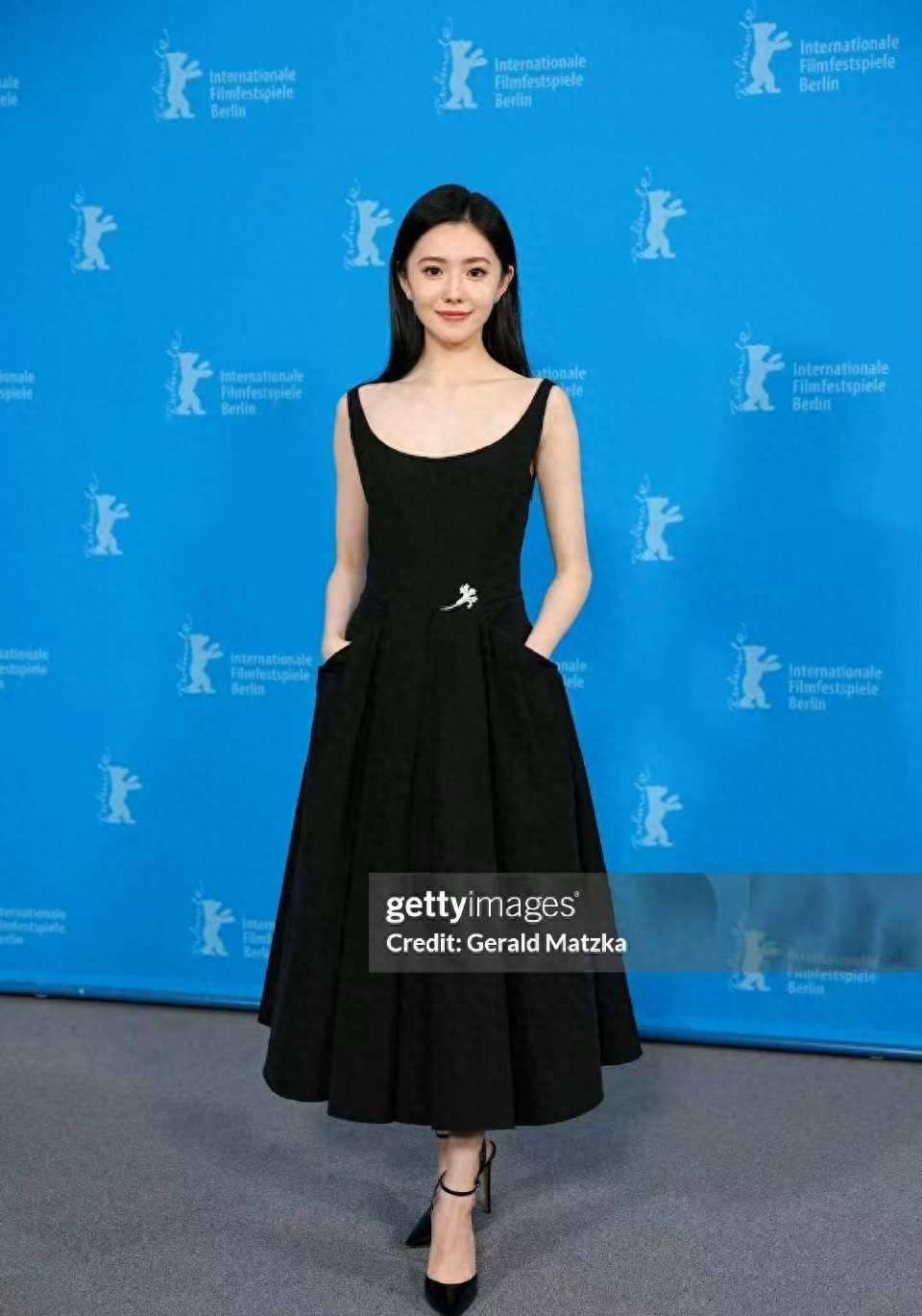 刘浩存文淇闪耀柏林!黑天鹅与野豹子的绝美同框,姐妹一起发光!_野性_魅力_长裙