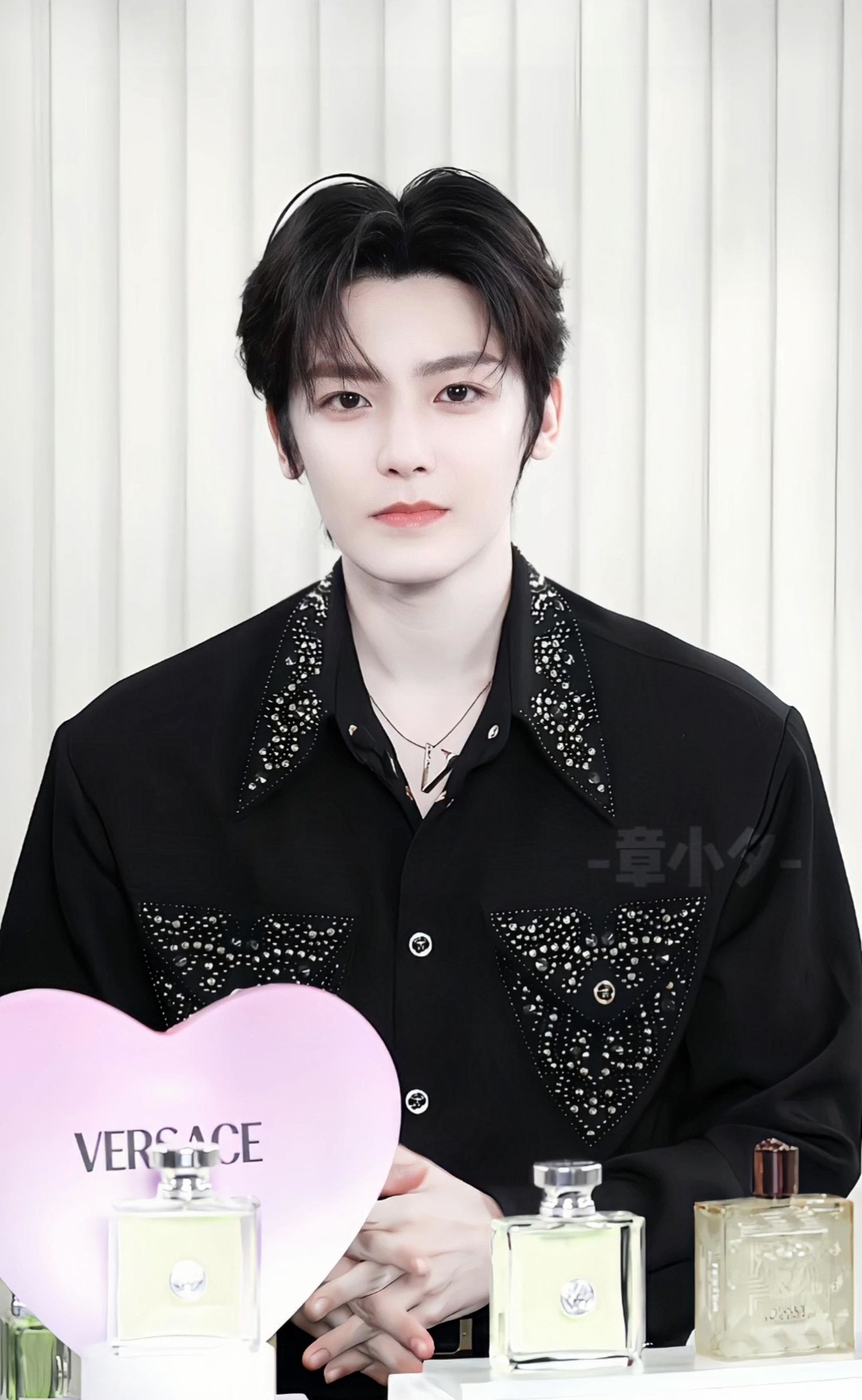 [侯明昊][新闻]250827 侯明昊京东直播魅力四射,网友热赞帅气逼人——本命星新闻