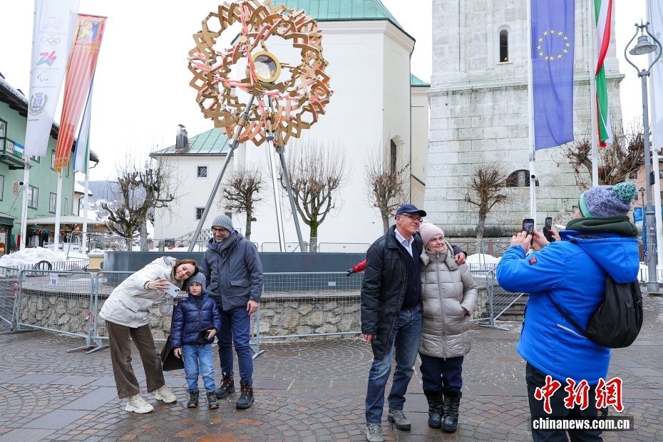 （米兰冬奥会）科尔蒂纳主火炬吸引民众打卡