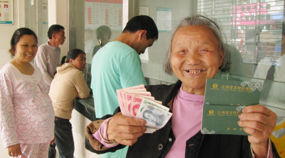 2026春节养老金提前发!人社局最新通知,钱袋子这就稳了!